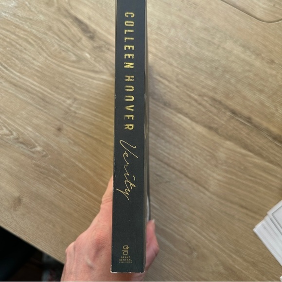 Colleen Hoover Verity book - Picture 2 of 5